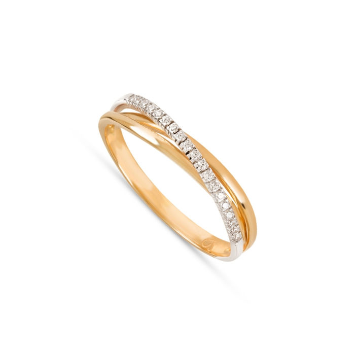 Anel feminino em ouro amarelo com dois aros sobrepostos, um em ouro branco cravado com diamantes.