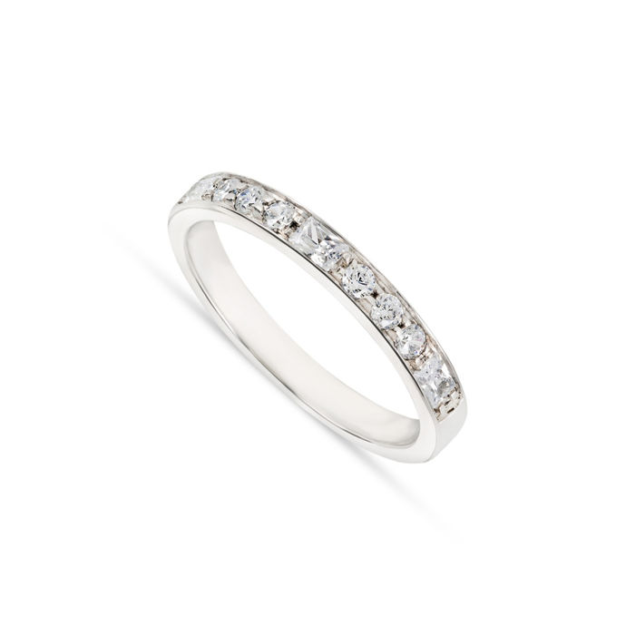 Anel feminino em ouro branco, estilo meia memória, com nove diamantes cravados no topo do aro.
