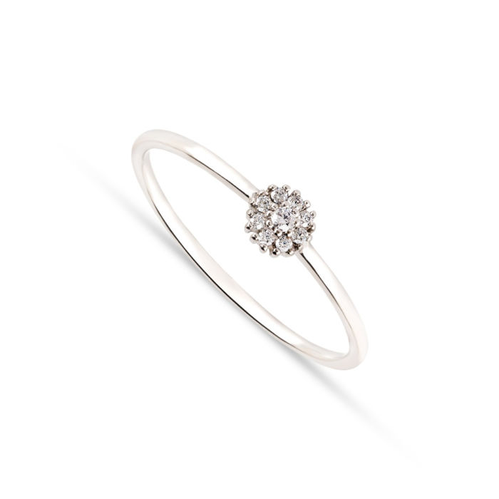 Anel feminino em ouro branco, de aro fino, com cravação de 9 diamantes no topo, formando um círculo.