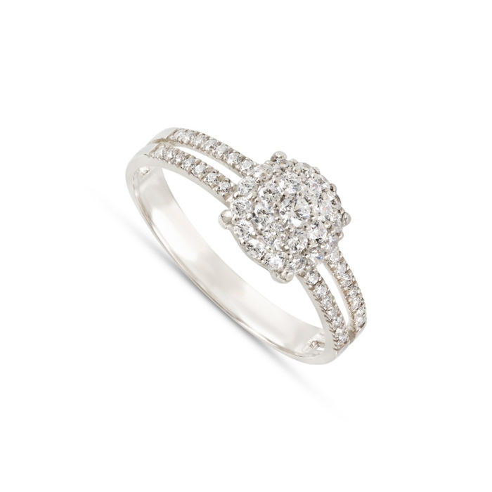 Anel feminino em ouro branco com dois aros separados no topo e um destaque circular, com diamantes.