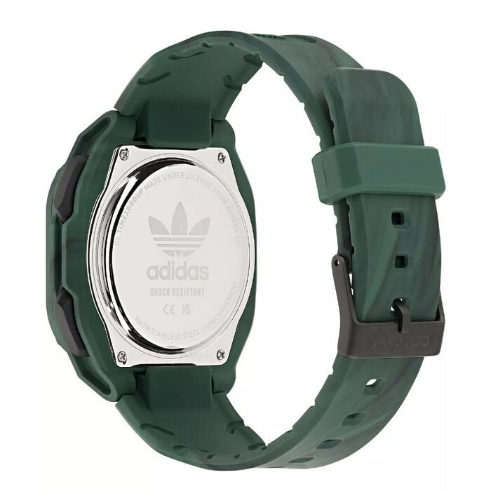 Relógio Adidas visto por trás com a tampa prateada e bracelete verde de silicone.
