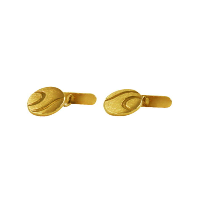 Perspetiva de botões de punho em ouro amarelo de dezanove quilates, redondos, com pequenos frisos.
