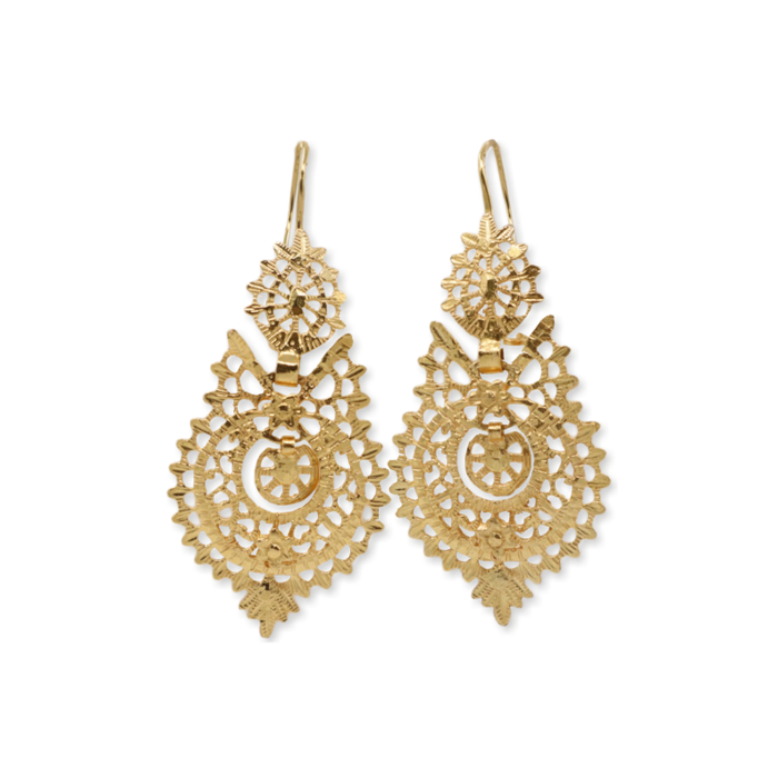Brincos de rainha em ouro amarelo de dezanove quilates, pendentes, com formas recortadas.
