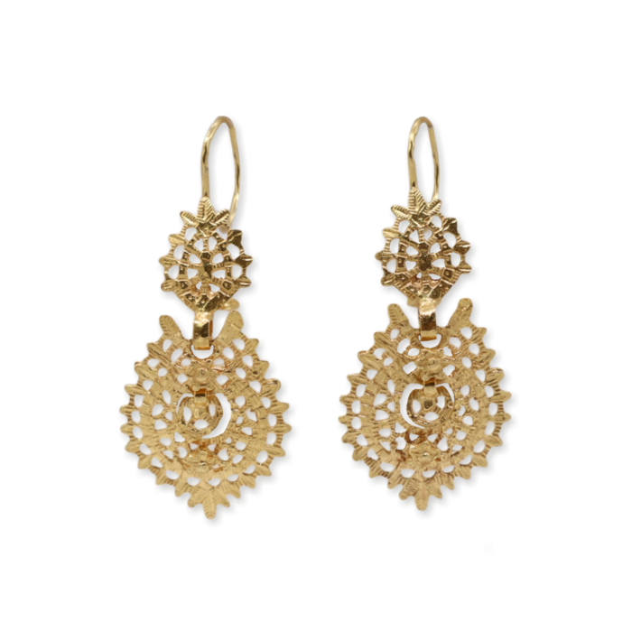 Brincos pendentes em ouro amarelo de dezanove quilates, com a forma do tradicional brinco de rainha.