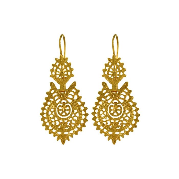Brincos pendentes em ouro amarelo de dezanove quilates, com a forma do tradicional brinco de rainha.