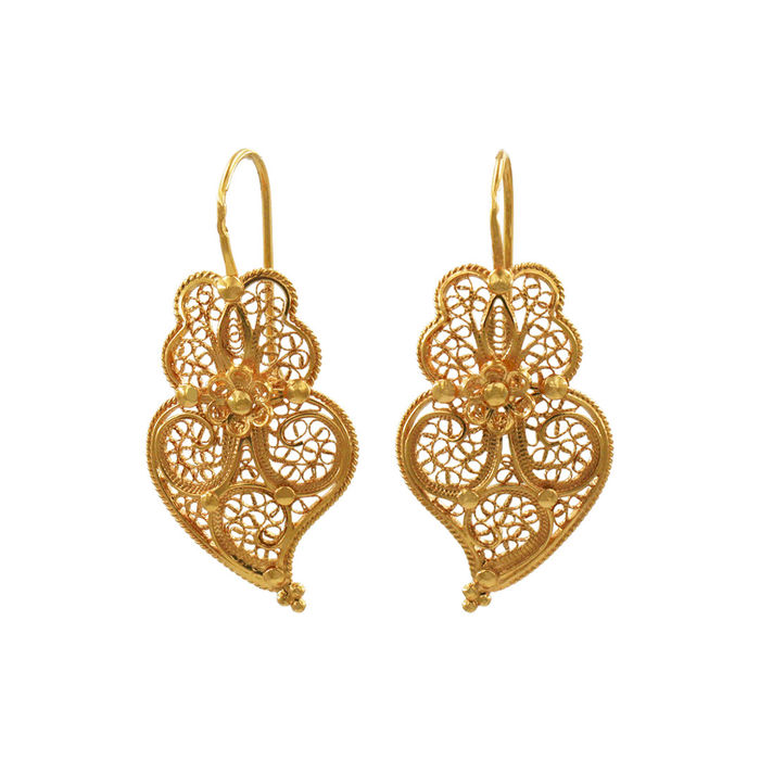 Brincos pendentes em ouro amarelo, com o tradicional coração de viana trabalhado em filigrana.
