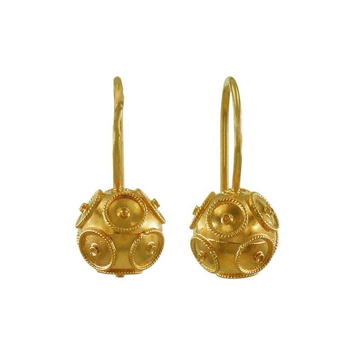 Brincos pendentes em ouro amarelo de dezanove quilates, com conta de viana na sua forma redonda.