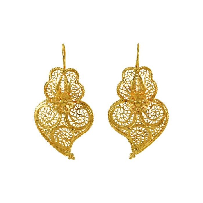 Brincos em ouro amarelo de dezanove quilates pendentes com coração de viana trabalhado em filigrana.