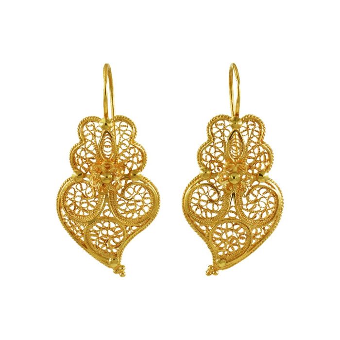 Par de brincos em ouro amarelo, pendentes, com coração de viana trabalhado em filigrana.