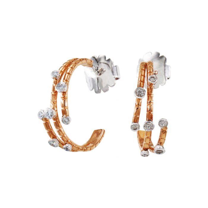 Par de argolas femininas em ouro de tom rosa, com diamantes cravados em uma base de ouro branco.