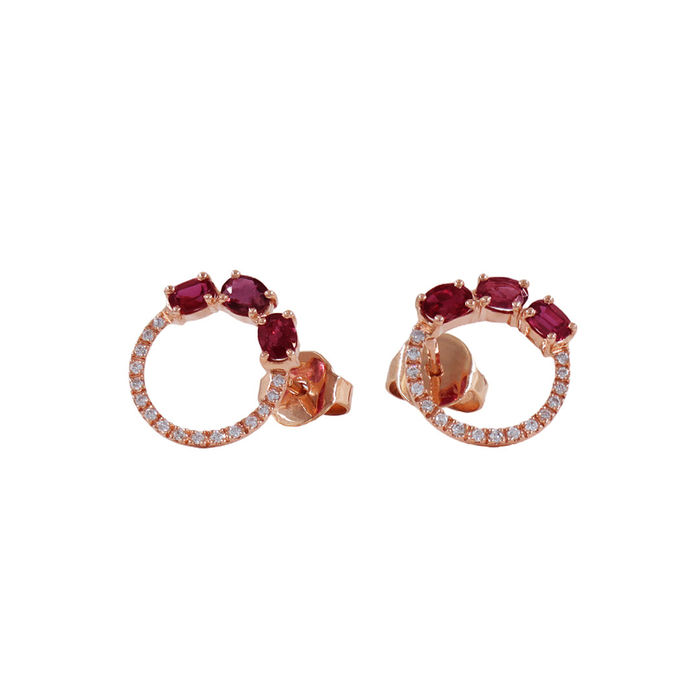 Par de brincos femininos ouro rosa, em forma de círculo com três rubis vermelhos e diamantes no aro.
