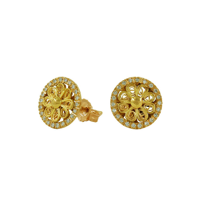 Brincos femininos em ouro amarelo, em forma de círculo com flor de filigrana e diamantes ao redor.