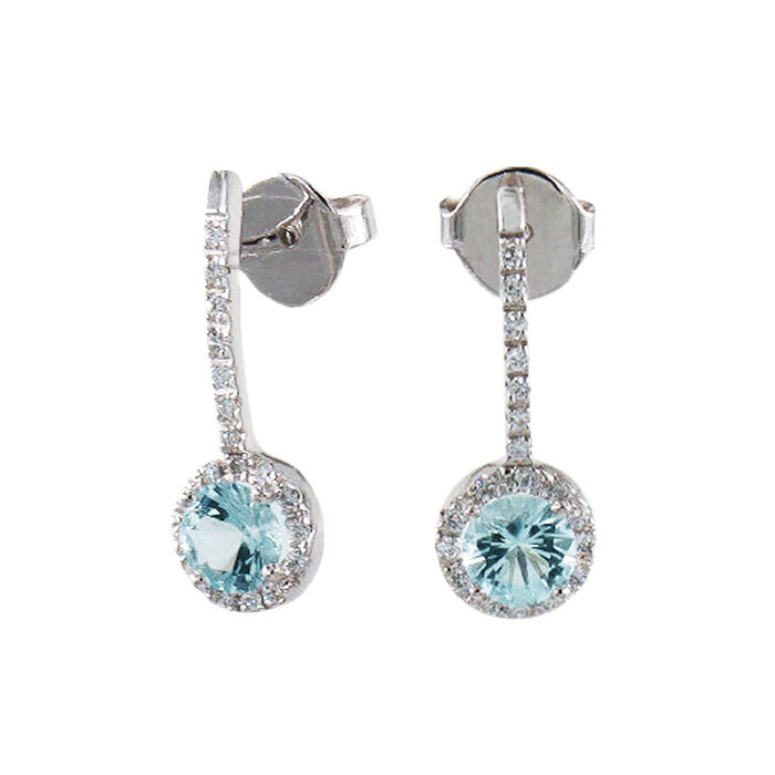 Brincos femininos em ouro branco, com cravação de diamantes e um topázio azul pendente, redondo.