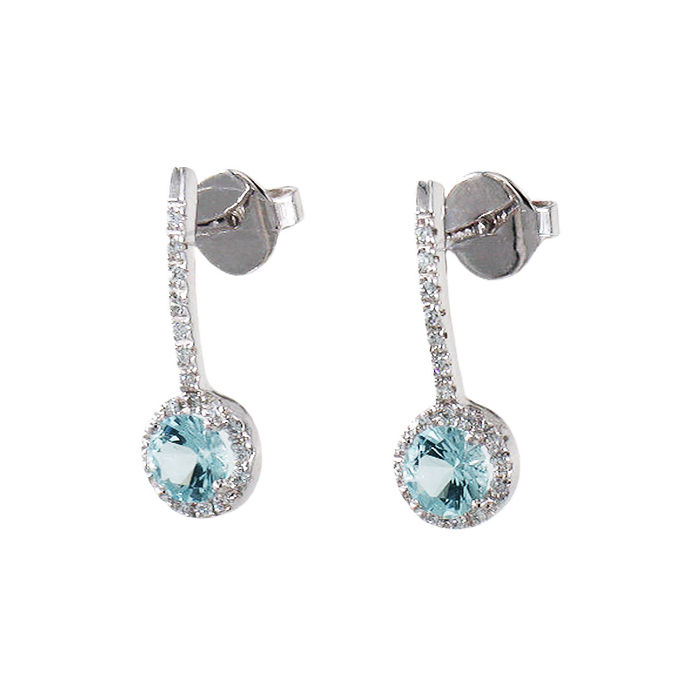 Vista de brincos femininos ouro branco, com diamantes e um topázio azul pendente de forma redonda.