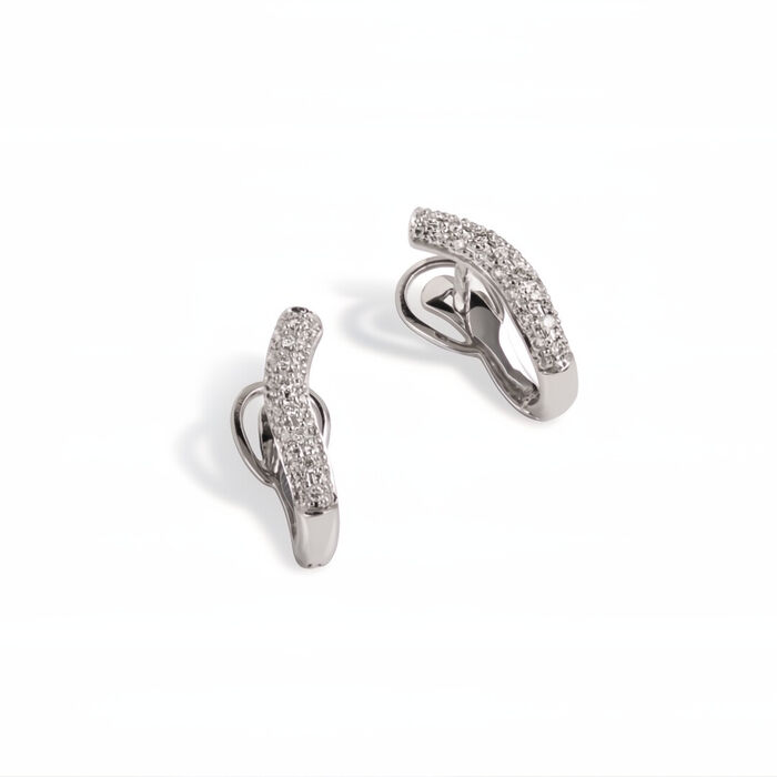 Brincos femininos em ouro branco com cravação de diamantes em uma forma curvada e elegante.