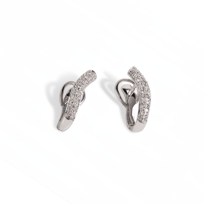 Vista de brincos femininos em ouro branco com cravação de diamantes em uma forma curvada e elegante.