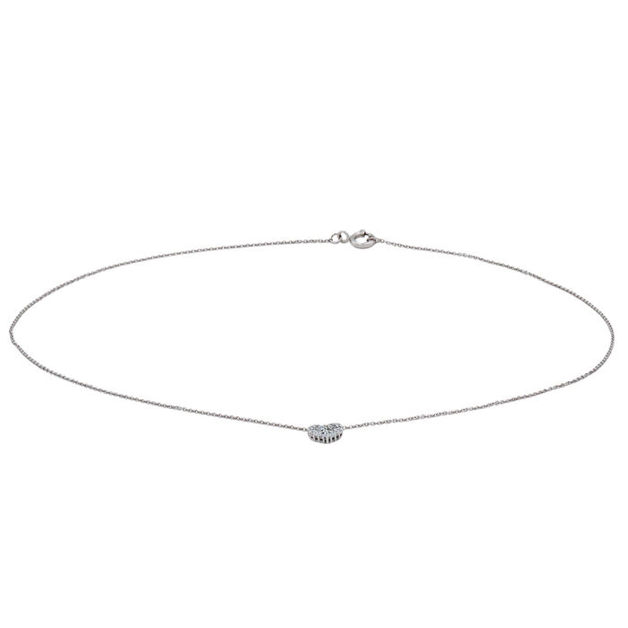 Vista geral de colar fino em ouro branco, com pendente em formato de coração, cravado com diamantes.