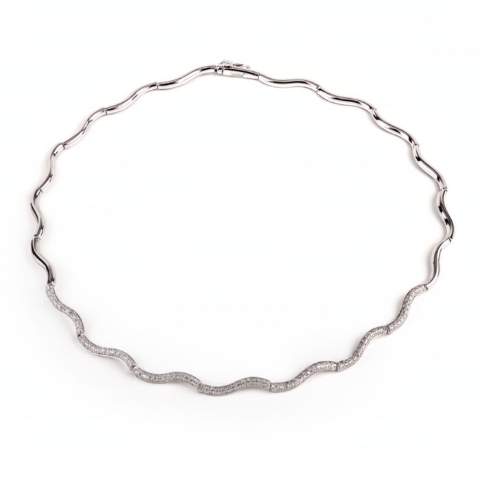 Gargantilha feminina em ouro branco, de forma ondulada, com cravação de diamantes na parte frontal.