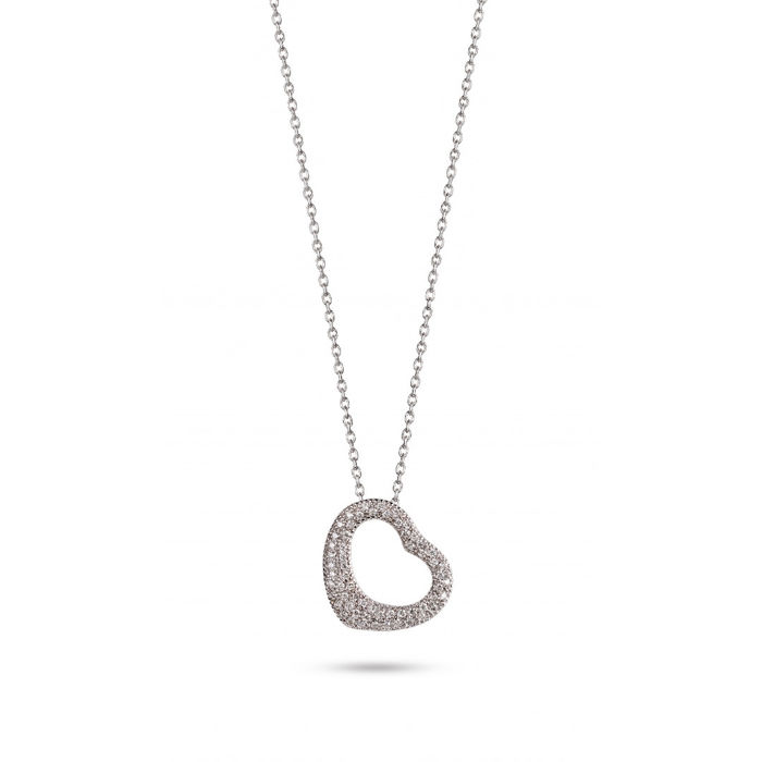 Vista aproximada de colar ouro branco, com pendente em forma coração recortado cravado de diamantes.