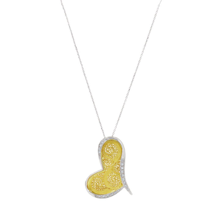 Colar feminino em ouro branco com pendente em forma de coração em filigrana, com diamantes em volta.