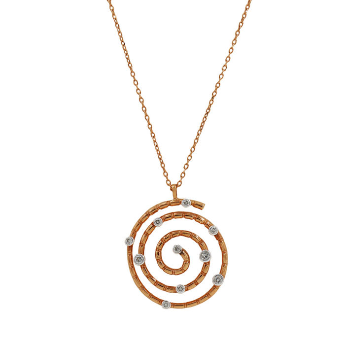 Vista lateral de colar rose gold com pendente em forma de espiral cravado de diamantes intercalados.