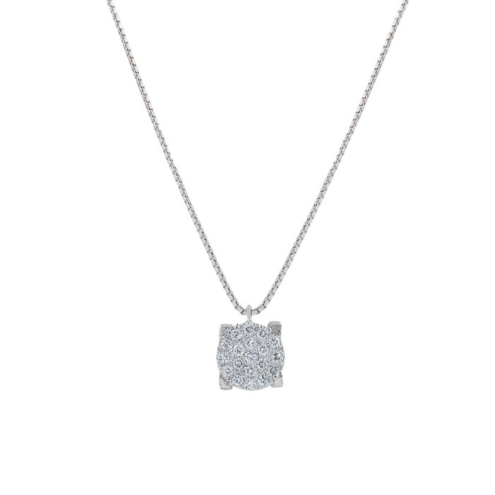 Vista aproximada de colar feminino em ouro branco, com um pendente, cravado de diamantes..