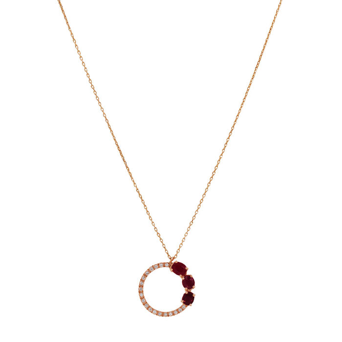 Colar feminino em ouro rosa com pendente redondo, cravado de diamantes e três rubis na lateral.