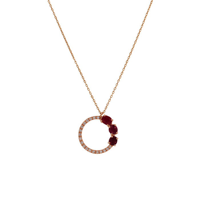 Vista aproximada de colar feminino em ouro rosa com pendente, cravado de diamantes e três rubis.
