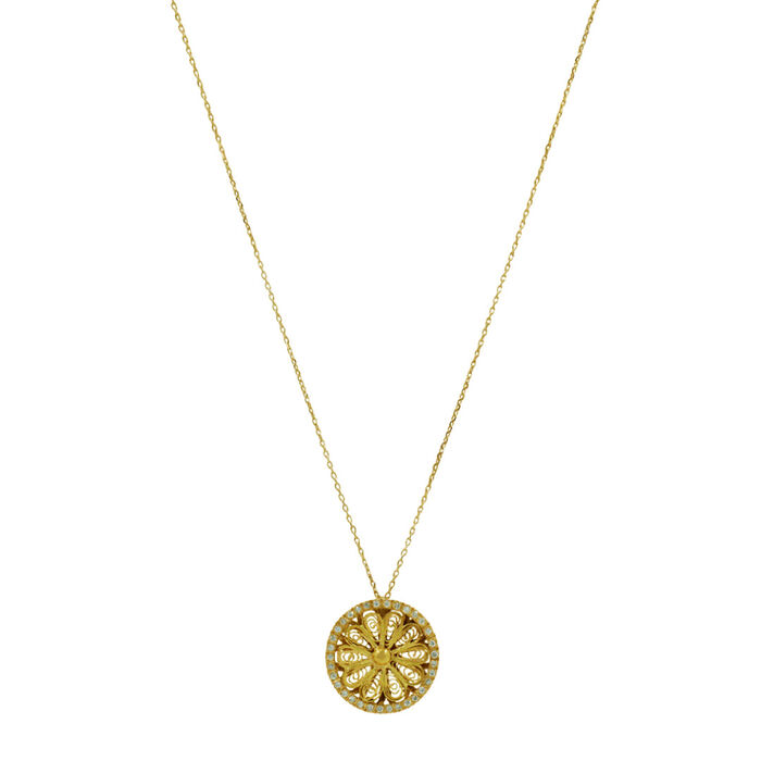 Colar feminino em ouro amarelo com pendente trabalhado em filigrana e com diamantes em toda a volta.