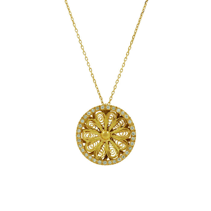 Detalhe de pendente em colar de ouro amarelo trabalhado em filigrana, com diamantes em toda a volta.
