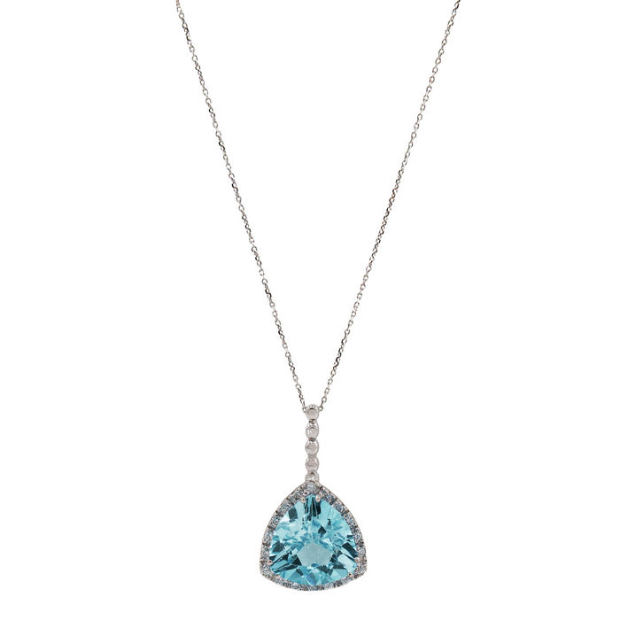 Vista aproximada de colar feminino em ouro branco com um topázio azul pendente adornado de diamantes.