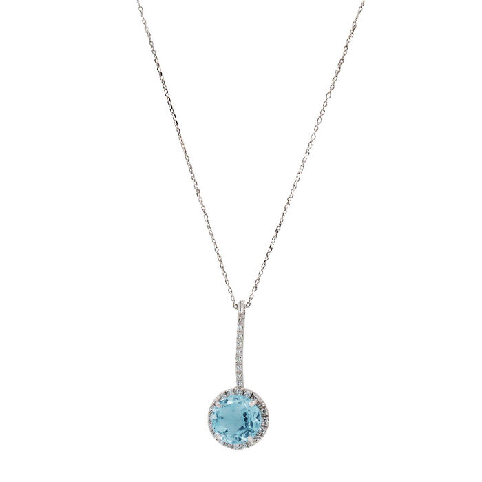 Vista detalhada de colar feminino em ouro branco com um topázio azul pendente adornado de diamantes.