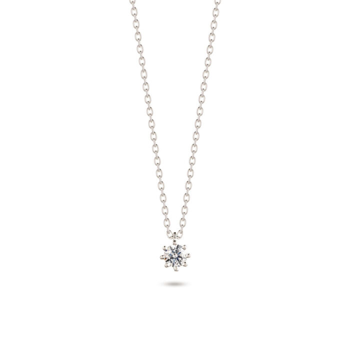 Vista alargada de colar feminino em ouro branco malha fina, com um diamante de formato solitário.