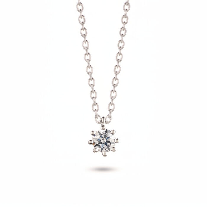 Colar feminino em ouro branco, de malha fina, com pendente em formato solitário com um diamante.