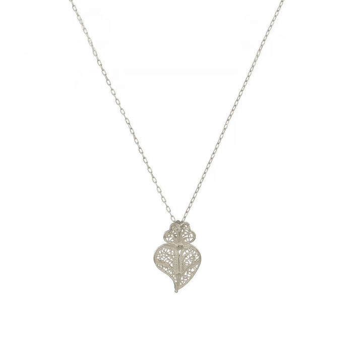 Colar prateado da Portugal Jewels com um pendente de um coração de viana em filigrana.