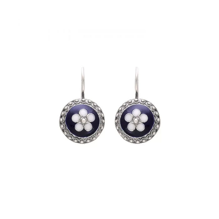 Brincos prateados Portugal Jewels com esmalte azul e uma forma floral em branco.