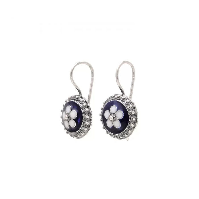 Brincos prateados Portugal Jewels, de lado, com esmalte azul e uma forma floral em branco.