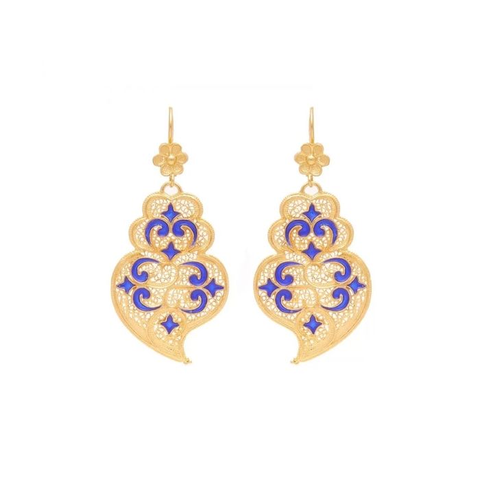 Brincos dourados Portugal Jewels com um coração de viana com detalhes em esmalte roxo.