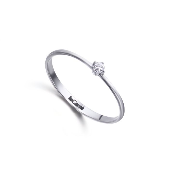 Anel feminino em ouro branco de dezoito quilates, com diamante no topo, estilo solitário.