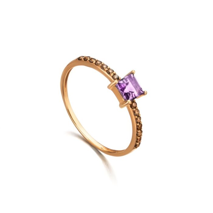 Anel feminino em ouro rose gold, com ametista rosa no centro e diamantes castanhos nas laterais.