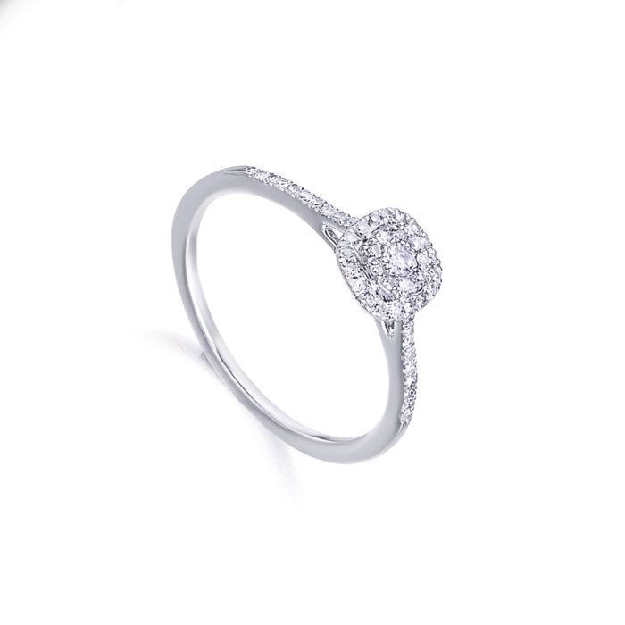 Anel feminino em ouro branco de dezoito quilates, cravado com diamantes no topo, de cor branca.
