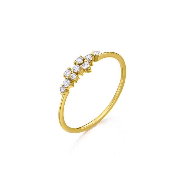 Anel feminino em ouro amarelo de dezoito quilates, cravado com 9 diamantes no topo, de cor branca.