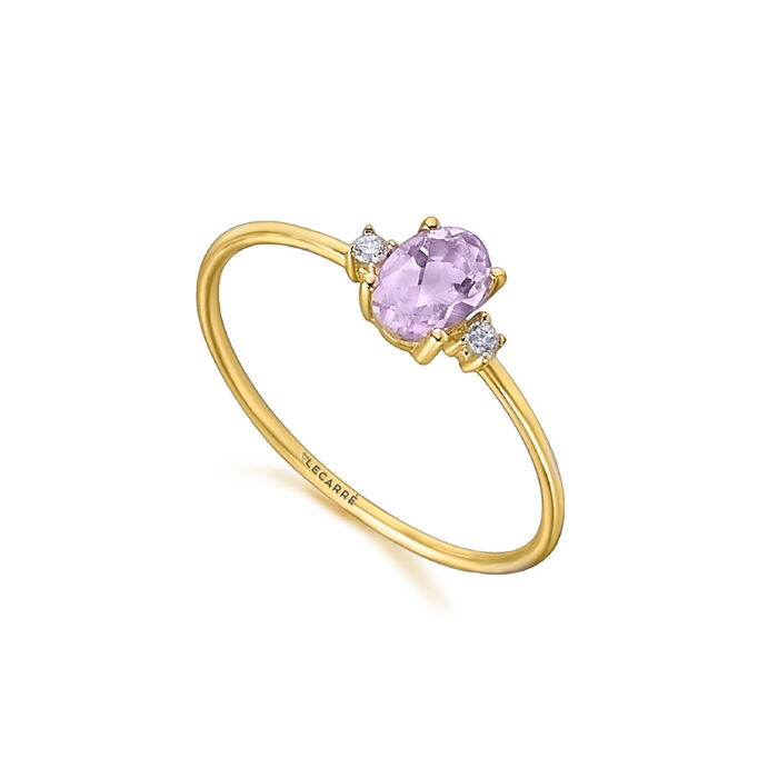 Anel feminino em ouro amarelo, fino, com ametista rosa no centro e dois diamantes nas laterais.