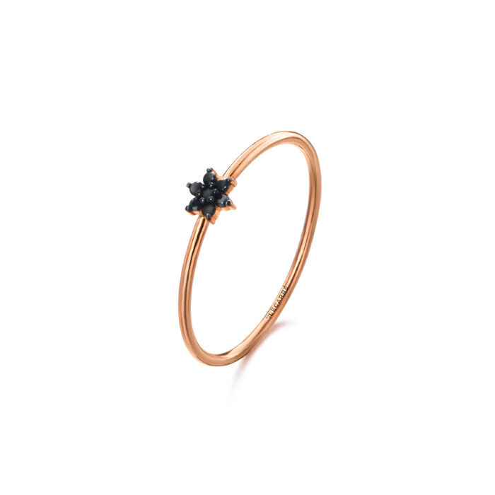 Anel feminino LECARRÉ em ouro amarelo de dezoito quilates, com flor no topo em diamantes negros.