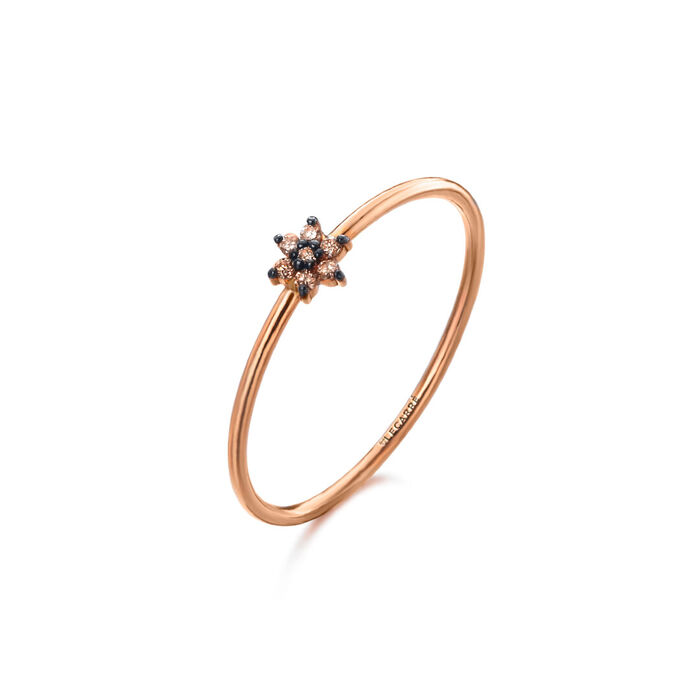 Anel feminino LECARRÉ em ouro rosa, com diamantes brancos no topo em forma de flor e esmalte negro.