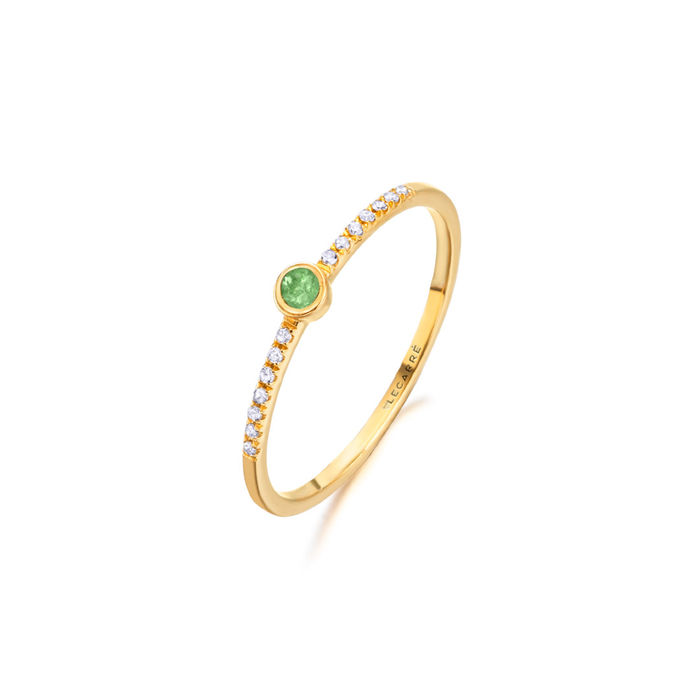 Anel feminino LECARRÉ em ouro amarelo, com esmeralda verde no centro e diamantes brancos na lateral.