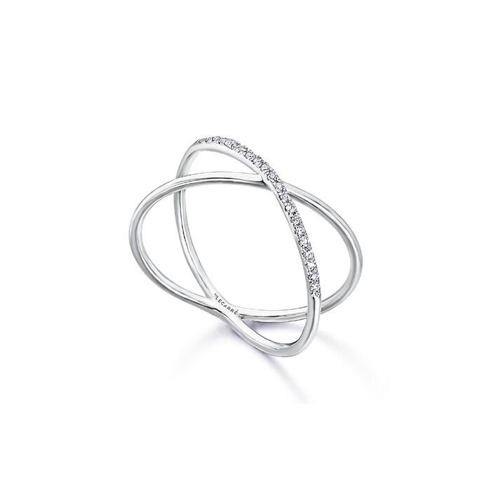 Anel LECARRÉ em ouro branco de dezoito quilates, com dois aros sobrepostos, um deles com diamantes.