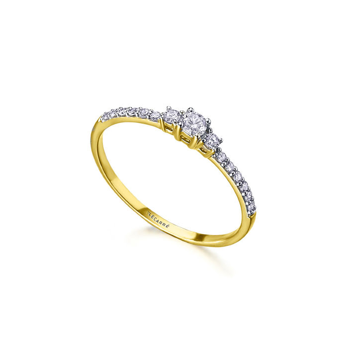 Anel LECARRÉ em ouro amarelo de dezoito quilates cravado com diamantes, três destacados no topo.