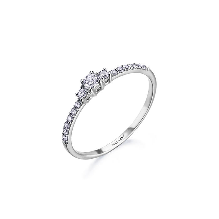 Anel LECARRÉ em ouro branco de dezoito quilates cravado com diamantes, três destacados no topo.