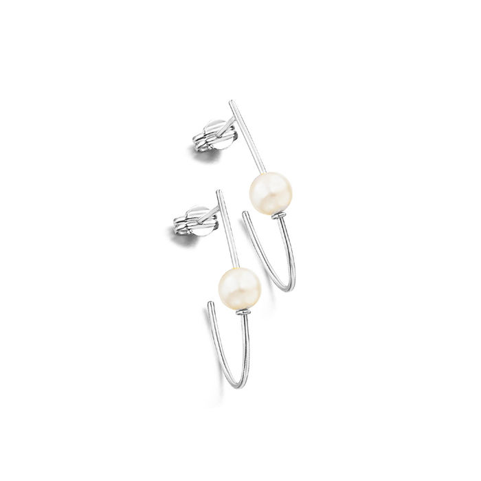 Par de brincos femininos LECARRÉ em ouro branco, estilo argola pendente, com pérola no meio do aro.